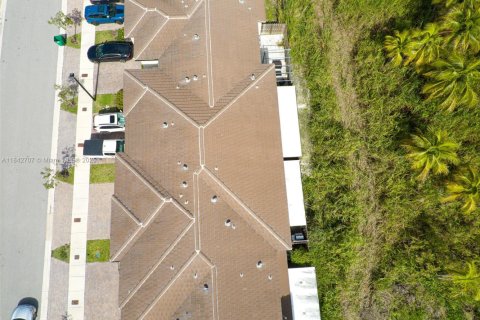 Снять в аренду таунхаус в Майами, Флорида 4 спальни, 168.71м2, № 1943536 - фото 16