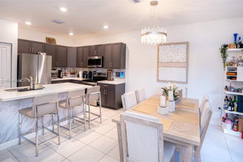 Снять в аренду таунхаус в Майами, Флорида 4 спальни, 168.71м2, № 1943536 - фото 15