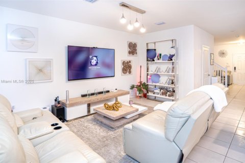 Снять в аренду таунхаус в Майами, Флорида 4 спальни, 168.71м2, № 1943536 - фото 4