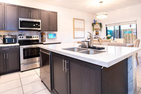 Снять в аренду таунхаус в Майами, Флорида 4 спальни, 168.71м2, № 1943536 - фото 7