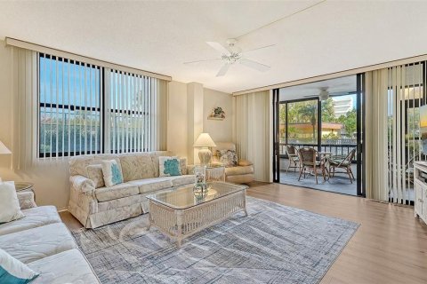 Condo in Sarasota, Florida, 2 bedrooms  № 2211461 - photo 9