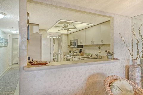 Condo in Sarasota, Florida, 2 bedrooms  № 2211461 - photo 17