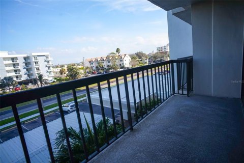 Condo in Clearwater, Florida, 2 bedrooms  № 2402775 - photo 15