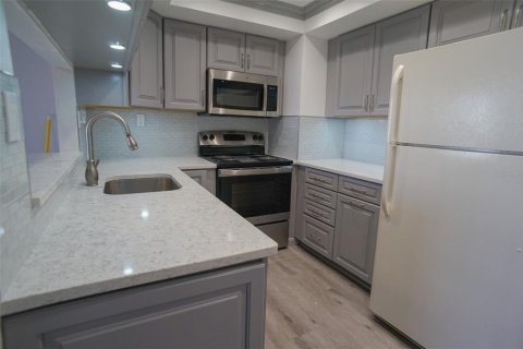 Condo in Clearwater, Florida, 2 bedrooms  № 2402775 - photo 6