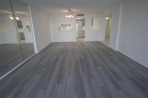 Condo in Clearwater, Florida, 2 bedrooms  № 2402775 - photo 9