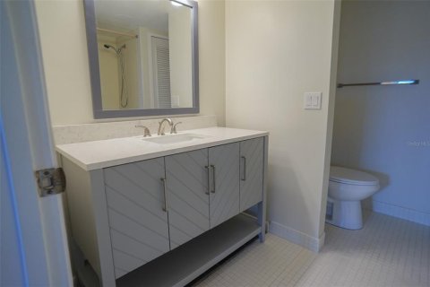 Condo in Clearwater, Florida, 2 bedrooms  № 2402775 - photo 16