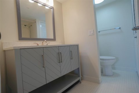 Condo in Clearwater, Florida, 2 bedrooms  № 2402775 - photo 17
