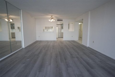 Condo in Clearwater, Florida, 2 bedrooms  № 2402775 - photo 10