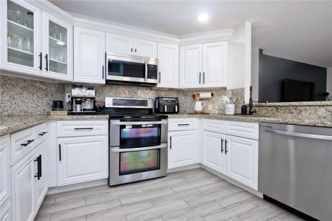 House in Margate, Florida 4 bedrooms, 222.59 sq.m. № 2029021 - photo 15