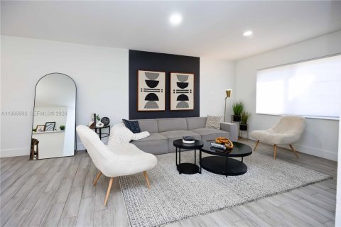 House in Margate, Florida 4 bedrooms, 222.59 sq.m. № 2029021 - photo 4