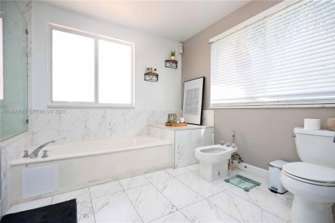 House in Margate, Florida 4 bedrooms, 222.59 sq.m. № 2029021 - photo 28