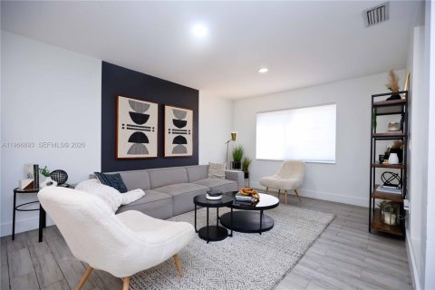 House in Margate, Florida 4 bedrooms, 222.59 sq.m. № 2029021 - photo 6