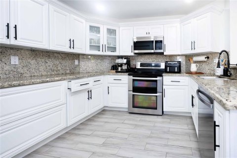 House in Margate, Florida 4 bedrooms, 222.59 sq.m. № 2029021 - photo 13