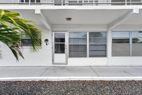 Condominio en venta en Clearwater, Florida, 1 dormitorio, 65.5 m2 № 2100640 - foto 5