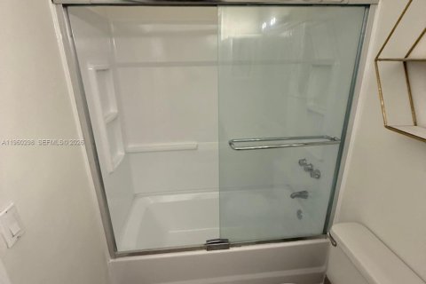 Condominio en alquiler en Miami, Florida, 2 dormitorios, 104.98 m2 № 2027707 - foto 13