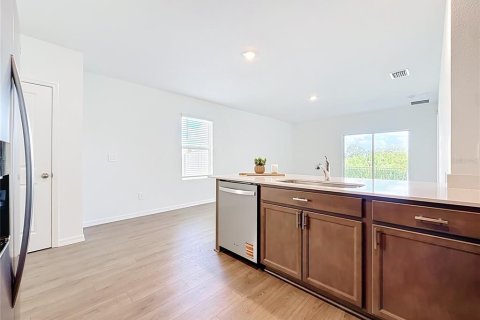 House in Zephyrhills, Florida 3 bedrooms, 144.93 sq.m. № 2378005 - photo 11