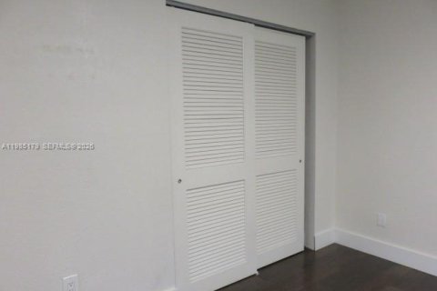 Condominio en alquiler en Miami, Florida, 2 dormitorios, 86.4 m2 № 2047320 - foto 9