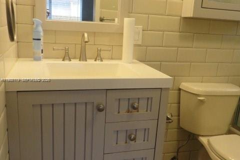 Condominio en alquiler en Miami, Florida, 2 dormitorios, 86.4 m2 № 2047320 - foto 13