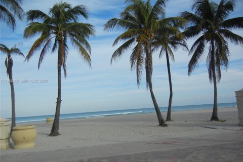 Condominio en alquiler en Hallandale Beach, Florida, 1 dormitorio, 46.45 m2 № 2010809 - foto 13
