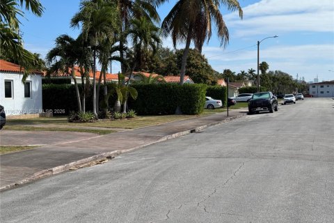 Villa ou maison à louer à Coral Gables, Floride: 3 chambres, 85.28 m2 № 2028625 - photo 25