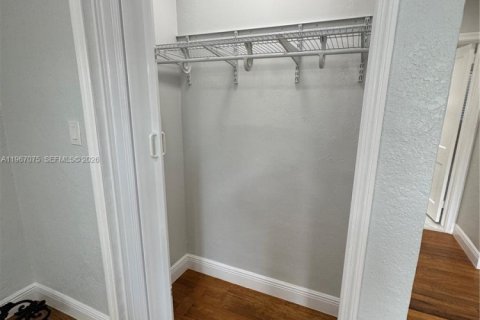 Villa ou maison à louer à Coral Gables, Floride: 3 chambres, 85.28 m2 № 2028625 - photo 14