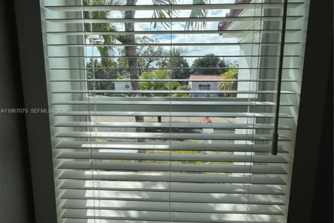 Villa ou maison à louer à Coral Gables, Floride: 3 chambres, 85.28 m2 № 2028625 - photo 13