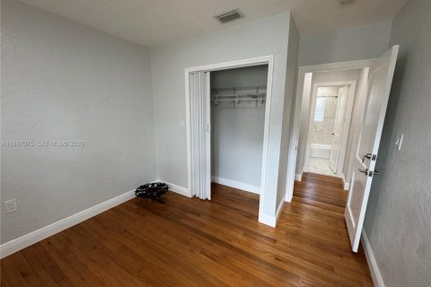 Villa ou maison à louer à Coral Gables, Floride: 3 chambres, 85.28 m2 № 2028625 - photo 12