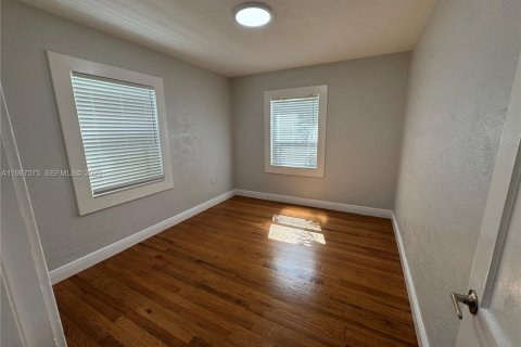 Villa ou maison à louer à Coral Gables, Floride: 3 chambres, 85.28 m2 № 2028625 - photo 9