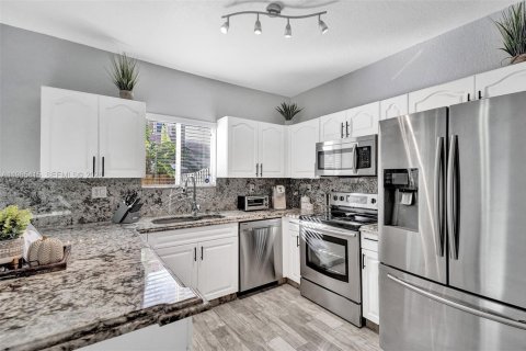 Townhouse in Cutler Bay, Florida 3 bedrooms, 120.31 sq.m. № 2026813