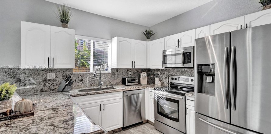 Townhouse in Cutler Bay, Florida 3 bedrooms, 120.31 sq.m. № 2026813