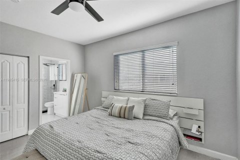 Townhouse in Cutler Bay, Florida 3 bedrooms, 120.31 sq.m. № 2026813 - photo 17