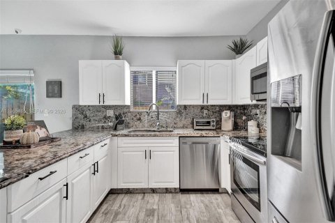 Townhouse in Cutler Bay, Florida 3 bedrooms, 120.31 sq.m. № 2026813 - photo 10