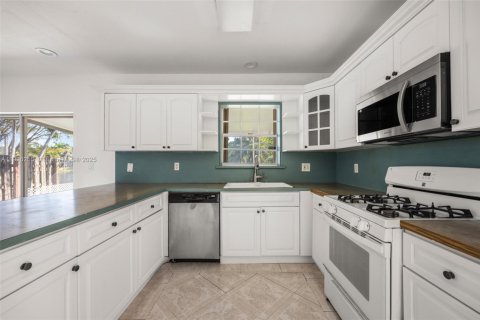 Casa en venta en Cutler Bay, Florida, 3 dormitorios, 153.1 m2 № 1971065 - foto 5