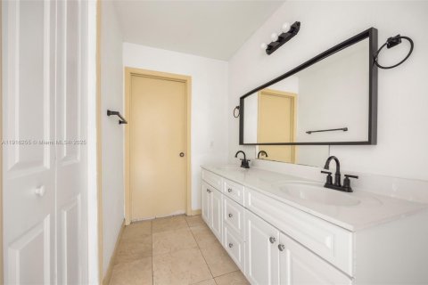 Casa en venta en Cutler Bay, Florida, 3 dormitorios, 153.1 m2 № 1971065 - foto 9