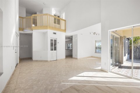 Casa en venta en Cutler Bay, Florida, 3 dormitorios, 153.1 m2 № 1971065 - foto 2