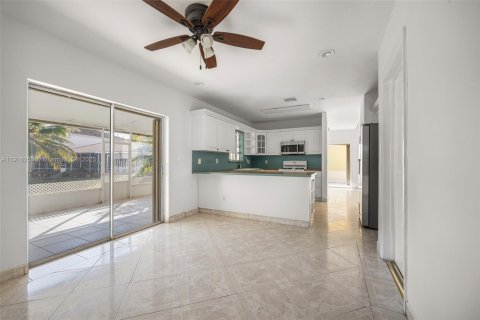 Casa en venta en Cutler Bay, Florida, 3 dormitorios, 153.1 m2 № 1971065 - foto 4