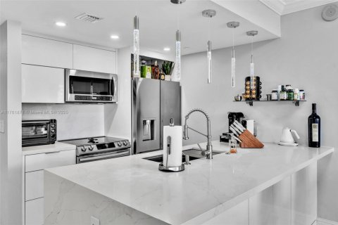 Купить кондоминиум в Халландейл-Бич, Флорида 2 спальни, 100.89м2, № 1860578 - фото 24