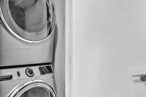 Купить кондоминиум в Халландейл-Бич, Флорида 2 спальни, 100.89м2, № 1860578 - фото 25