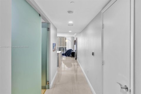 Купить кондоминиум в Халландейл-Бич, Флорида 2 спальни, 100.89м2, № 1860578 - фото 5