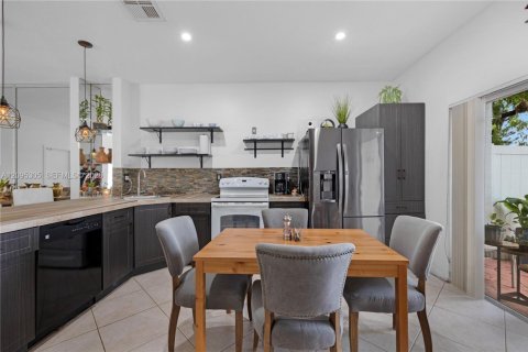 Touwnhouse à louer à Miramar, Floride: 3 chambres, 121.14 m2 № 2385032 - photo 12