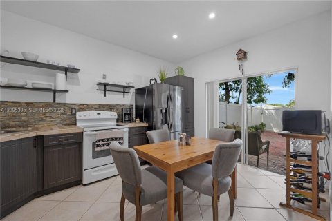 Touwnhouse à louer à Miramar, Floride: 3 chambres, 121.14 m2 № 2385032 - photo 11