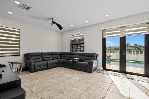 House in Hialeah, Florida 4 bedrooms, 243.59 sq.m. № 1849086 - photo 15