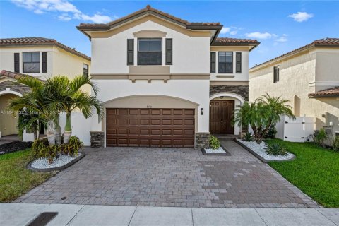 House in Hialeah, Florida 4 bedrooms, 243.59 sq.m. № 1849086 - photo 1