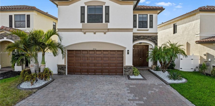 House in Hialeah, Florida 4 bedrooms, 243.59 sq.m. № 1849086