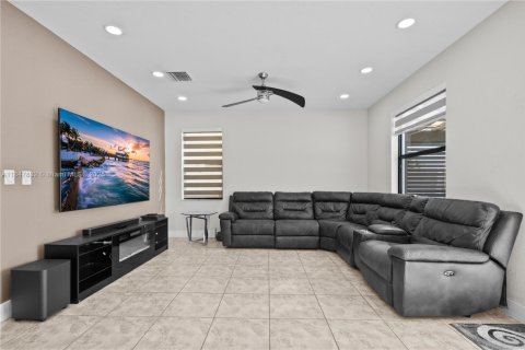 House in Hialeah, Florida 4 bedrooms, 243.59 sq.m. № 1849086 - photo 14