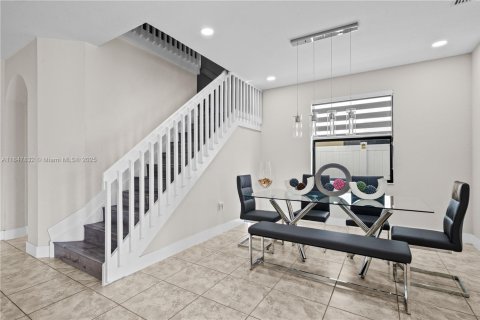 House in Hialeah, Florida 4 bedrooms, 243.59 sq.m. № 1849086 - photo 10