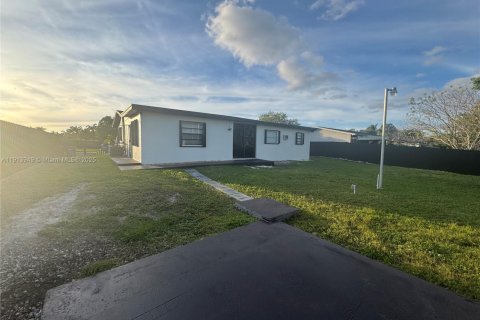 Снять в аренду виллу или дом в Хомстед, Флорида 4 спальни, 149.39м2, № 1968983 - фото 10