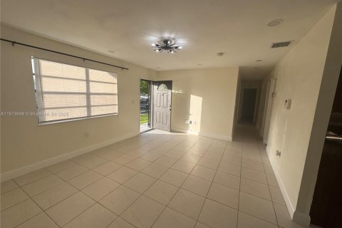 Снять в аренду виллу или дом в Хомстед, Флорида 4 спальни, 149.39м2, № 1968983 - фото 5