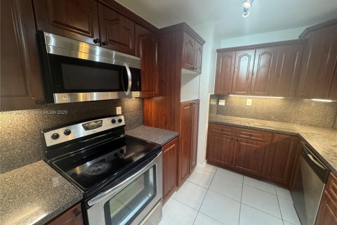 Снять в аренду виллу или дом в Хомстед, Флорида 4 спальни, 149.39м2, № 1968983 - фото 8