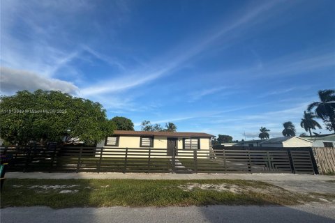 Снять в аренду виллу или дом в Хомстед, Флорида 4 спальни, 149.39м2, № 1968983 - фото 3